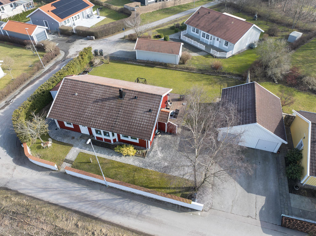 Garageuppfarten med uppställningsplats invid huset