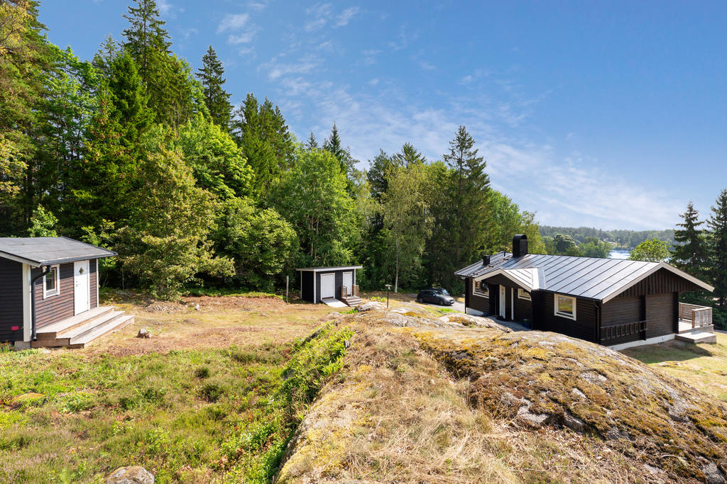 Lättskött naturtomt med berg i dagen