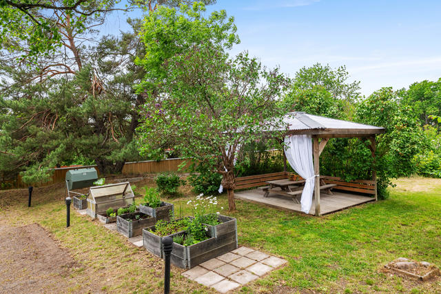 I trädgården finns många platser att slå sig ner