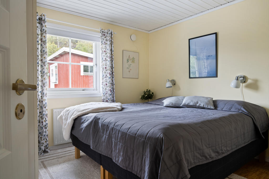 Rymligt och ljust sovrum med behaglig atmosfär – en inbjudande plats för vila.