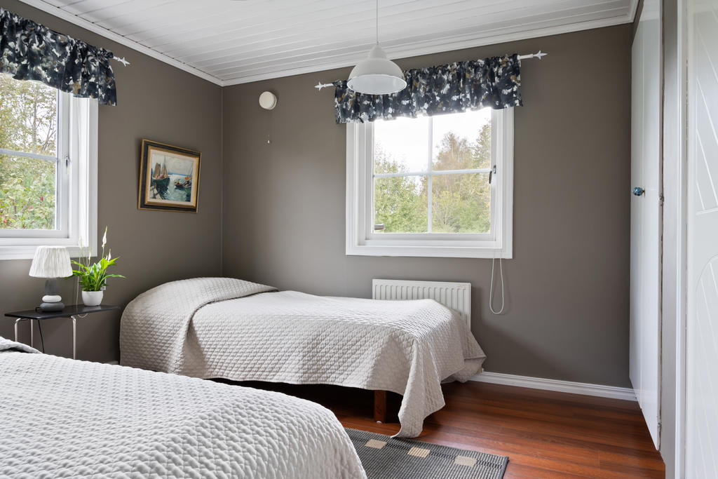 Generöst sovrum med flexibla möbleringsmöjligheter. Passar utmärkt för dubbelsäng eller två enkelsängar.