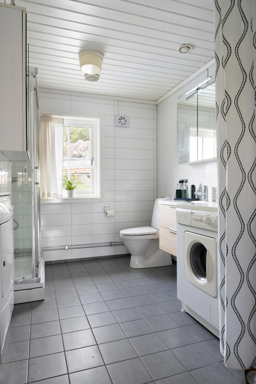 Kaklat och stilrent badrum med modern känsla och funktionell planering.