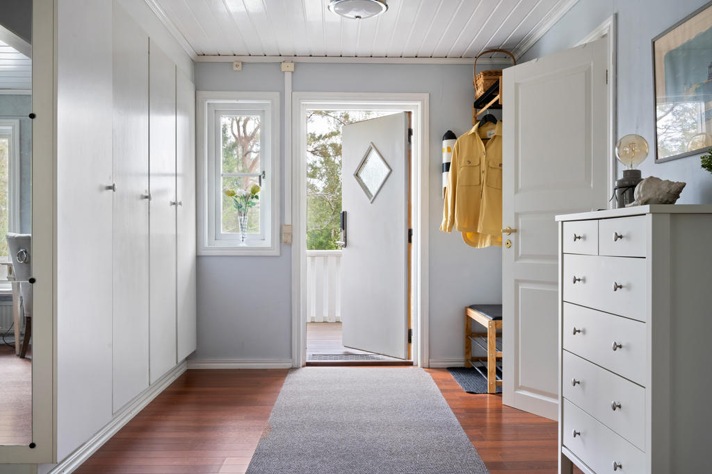 Välkomnande hall med goda förvaringsmöjligheter – en praktisk och stilfull entré till hemmet.