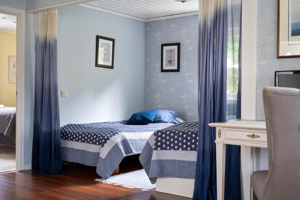 Praktisk sovalkov intill vardagsrummet – en yteffektiv lösning för extra sovplats.