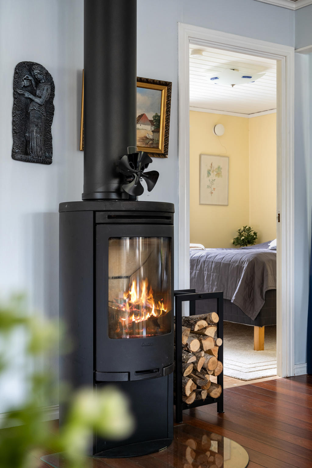 Centralt placerad kamin som sprider både värme och trivsel i hela huset