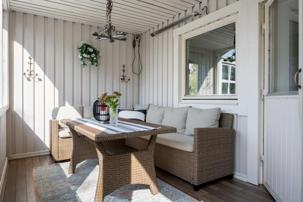 Ett ljust och trivsamt uterum med direktutgång från vardagsrummet. Här skapas en naturlig förlängning av hemmets sällskapsytor och en plats för både avkoppling och umgänge.