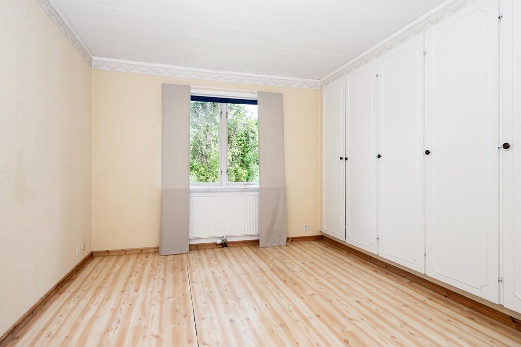 Rymligt sovrum med inbyggda garderober.