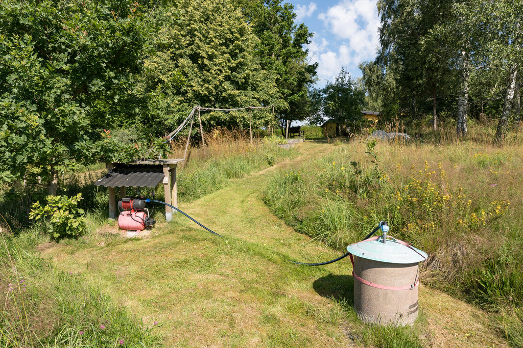 Grävd brunn samt sommarvatten. 
