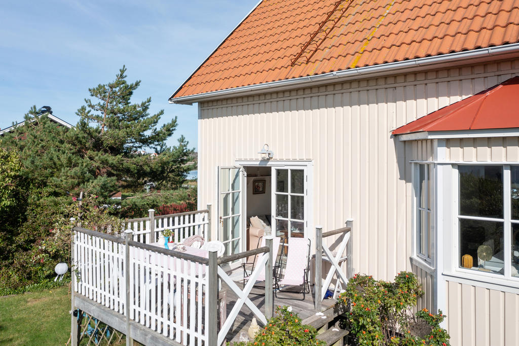 Baksidan huset i sydväst, en varm och härlig uteplats.