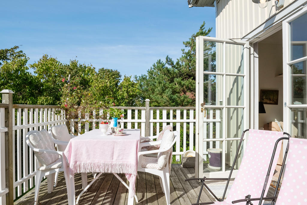 Det finns plats för både matbord och solstolar.