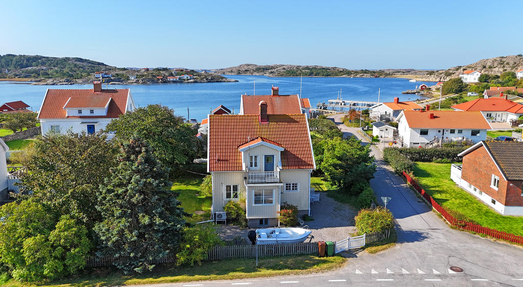 Framsidan huset har plats för både bil och båt parkering.