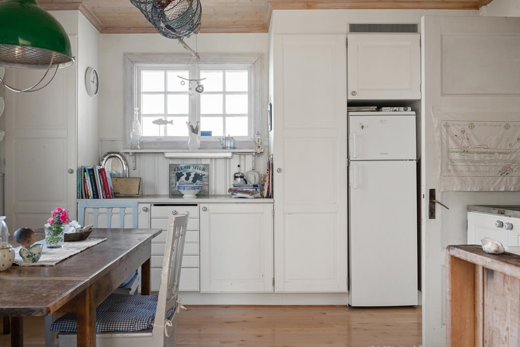 Kök med plats för matbord och bra förvaring i skåp och lådor.