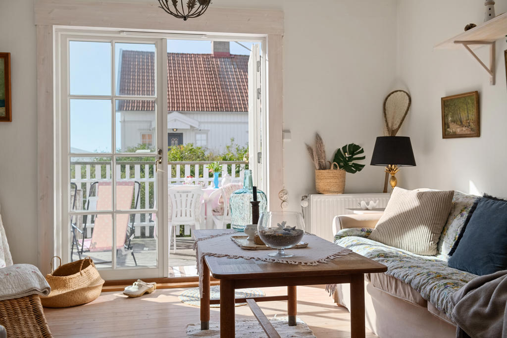 Vardagsrum med utgång till terrassen på baksidan huset.