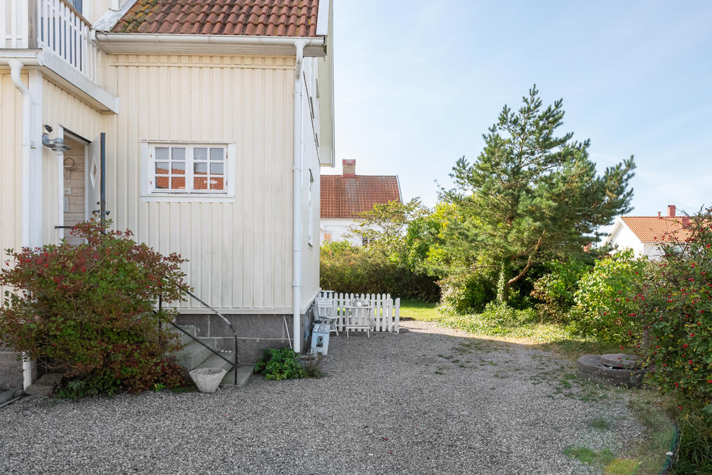 Bra parkeringsplats intill huset.