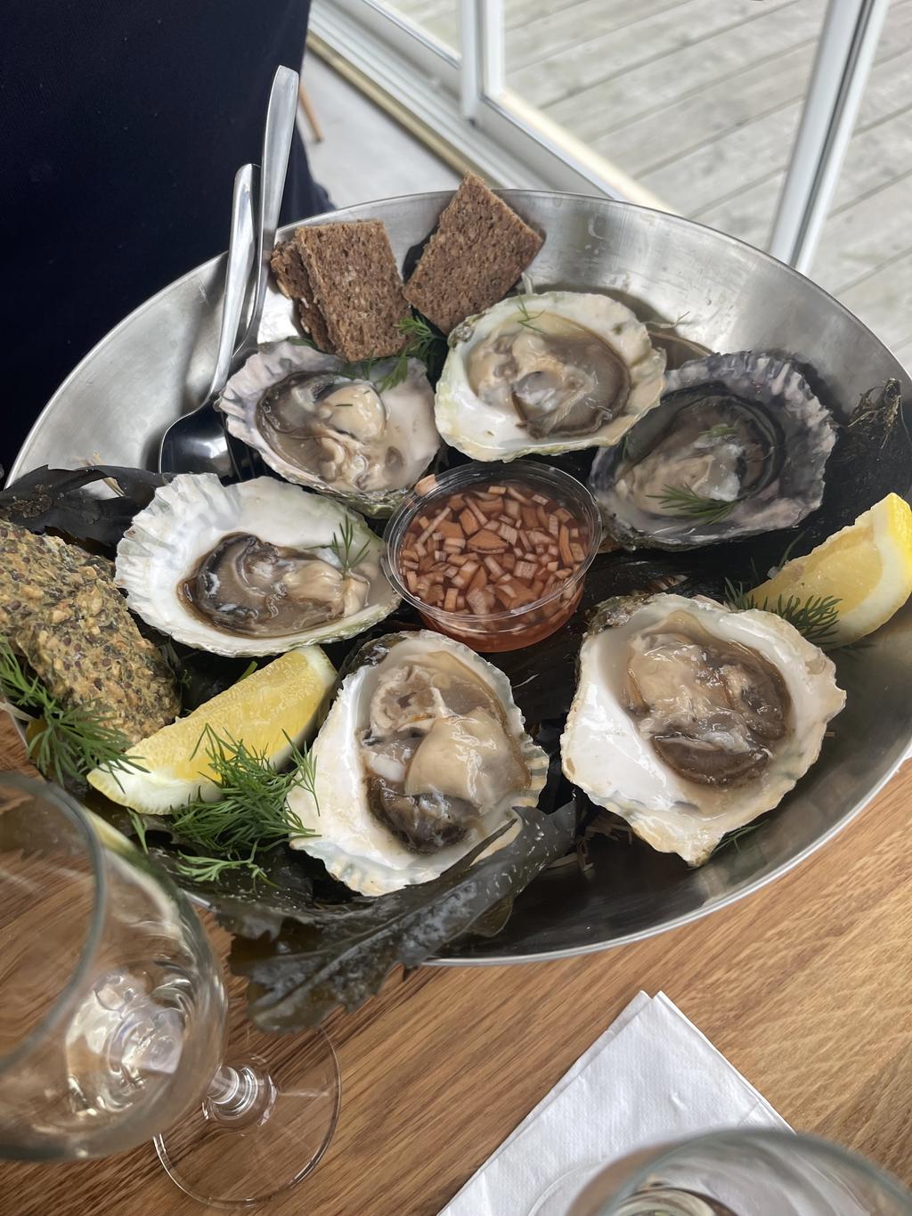 Havstenssundsostron serveras på Havstenssunds Bistro & Deli.