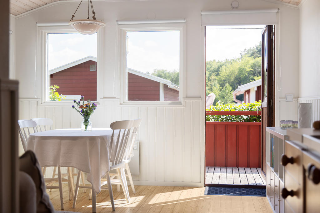 Fin matplats framför fönstren