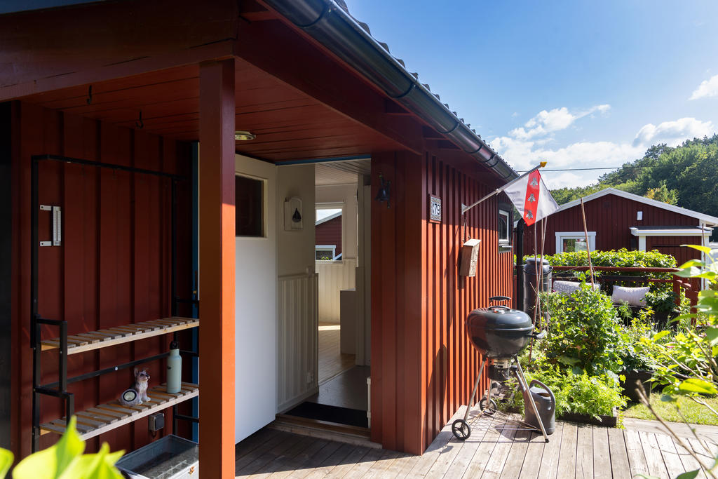 Även farstukvisten skulle kunna byggas in för större stuga (Förenklat bygglov från föreningen krävs)