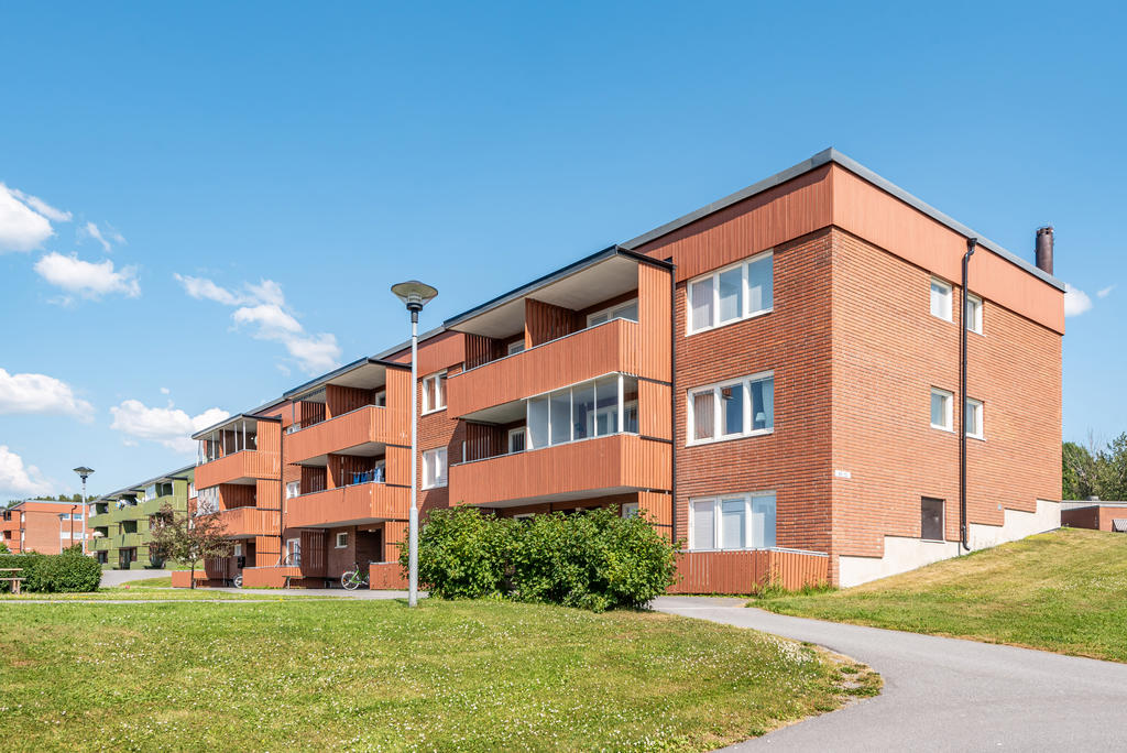 Välkommen till Sjövägen 52, en mysig lägenhet med inglasad altan!