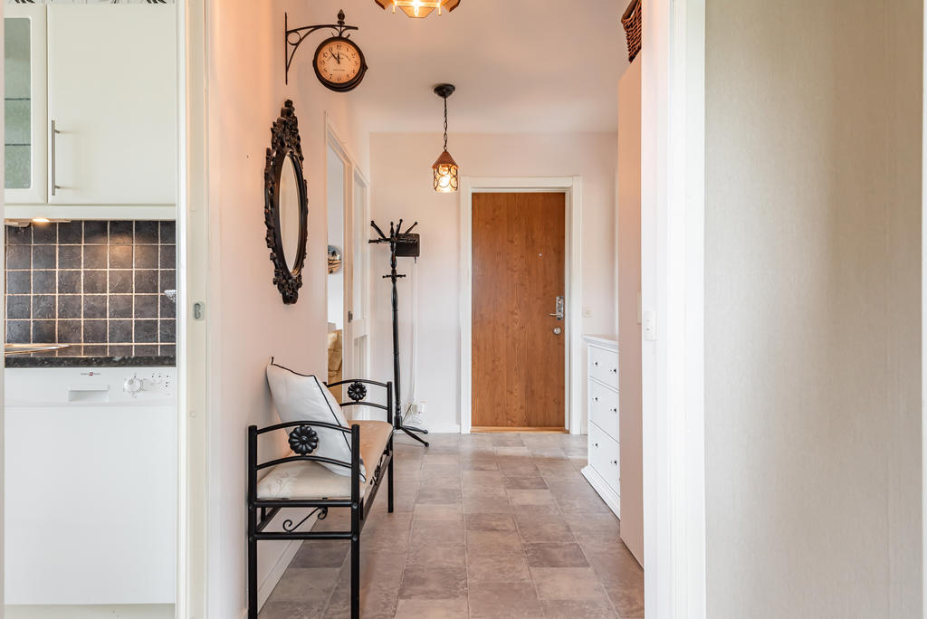 Rymlig hall med garderob och plats för förvaring.