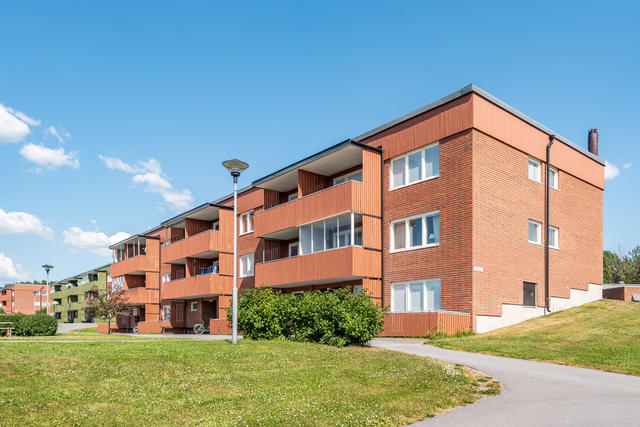 Välkommen till Sjövägen 52, en mysig lägenhet med inglasad altan!