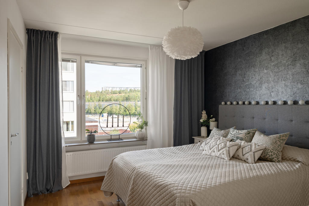 Rymligt sovrum med klädkammare samt sjöutsikt.