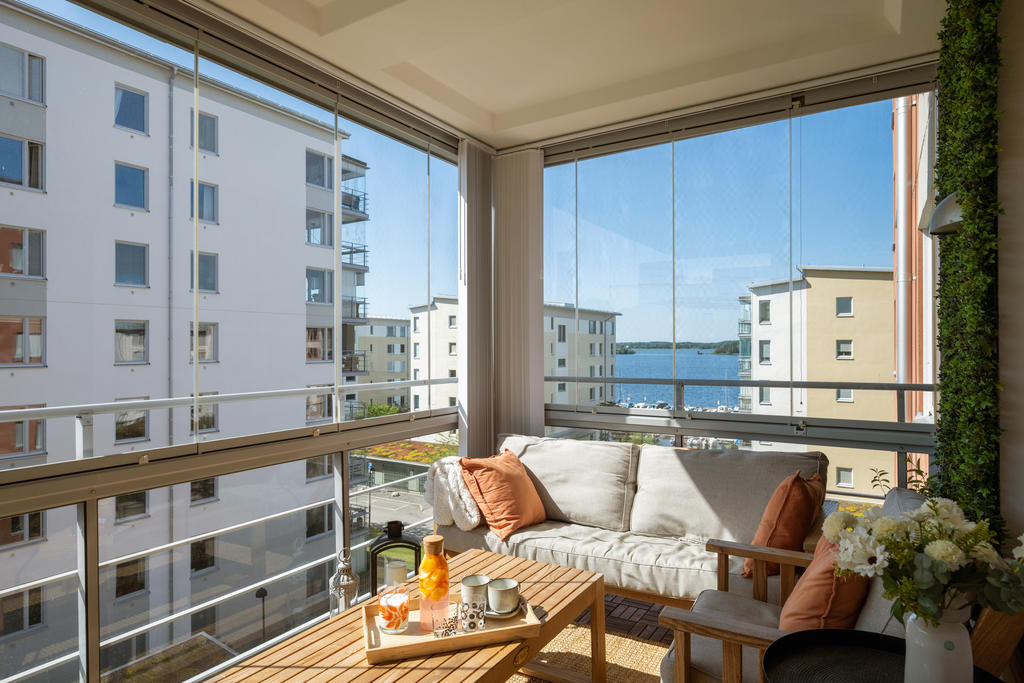 Magisk utsikt över Mälaren från den mysiga inglasade balkongen.