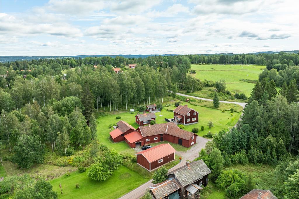 En gedigen tomt om hela 7650 kvm, där du finner både hus, gäststuga, garage, uthus, hundgård och lada.