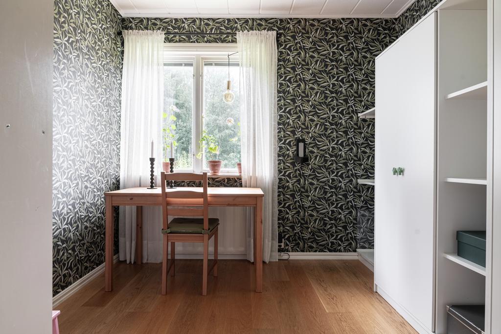 Sovrum 1 på entréplan. Används idag som kontor.