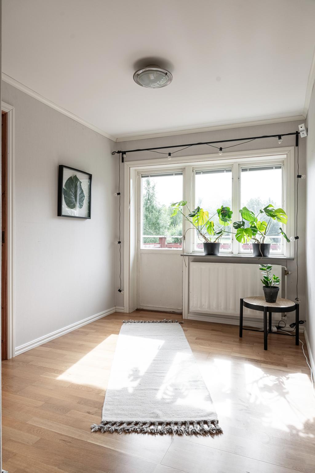 Mellan sovrummen finns en liten hall där du når husets balkong.