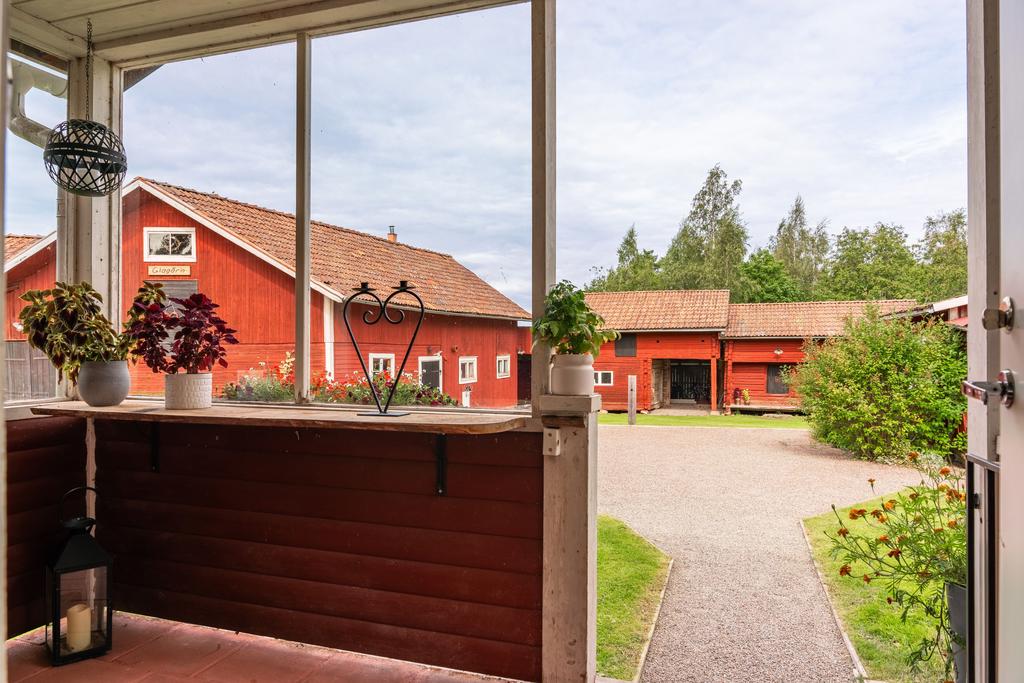 Från verandan blickar man ut över den fina gårdsplanen. Här möts insynsskyddat och genuin gårdsmiljö!