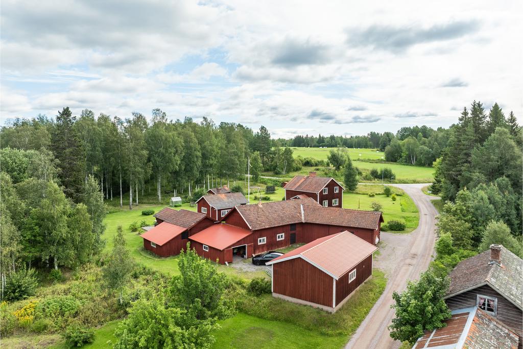 På fastigheten finns ett stort garage med högt i tak!