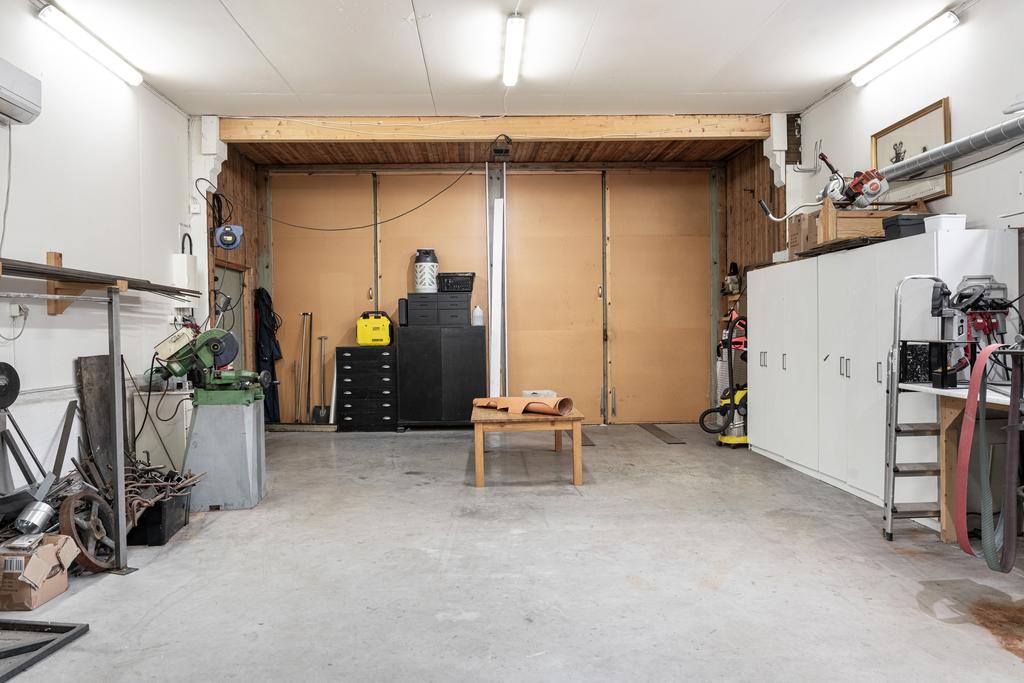 Dubbelportar till garaget.
