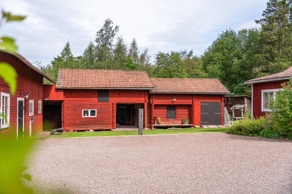 På gården finns mycket förvaring i form av förrådsutrymmen.