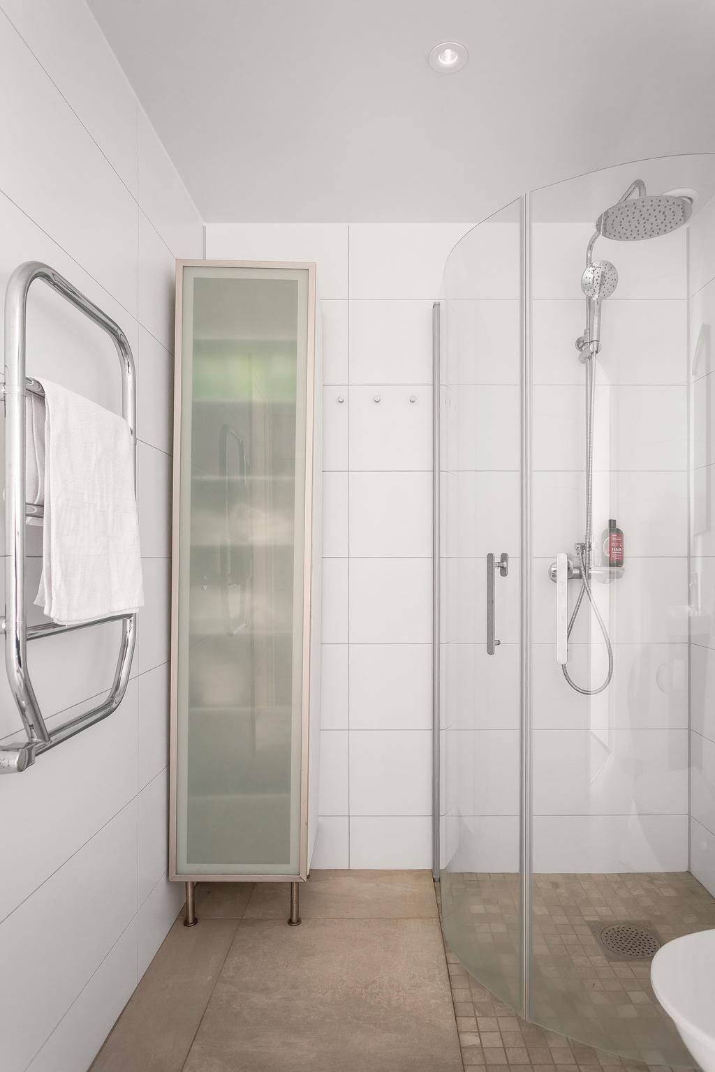 Det lite mer privata badrummet intill stora sovrummet. Även detta har handdukstork. 