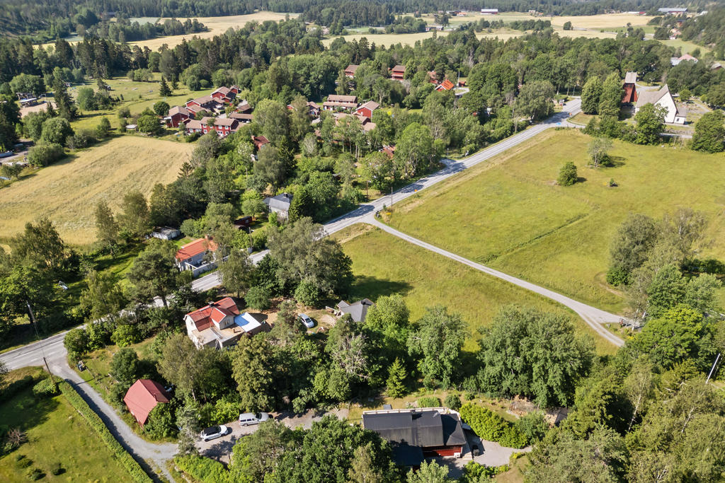 Drönarbild över fastigheten, Riala kyrka i bakgrunden till höger