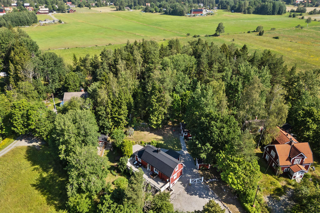 Drönarbild över fastigheten