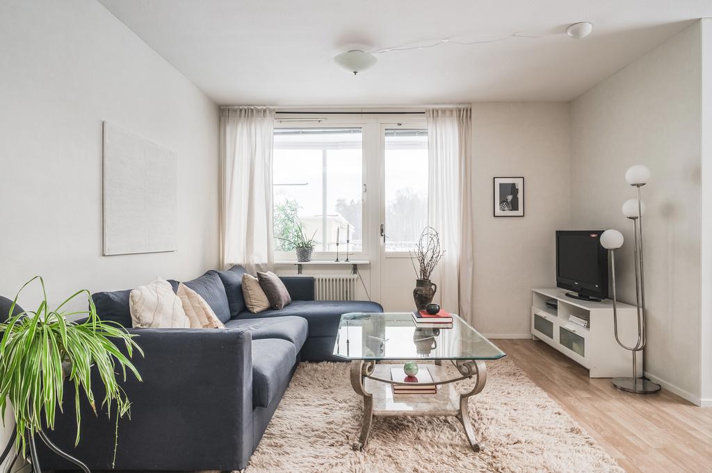 Vardagsrum med utgång till den inglasade balkongen