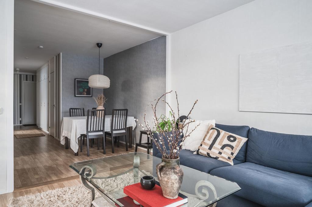 Öppen planlösning mellan soffhörna och matplats