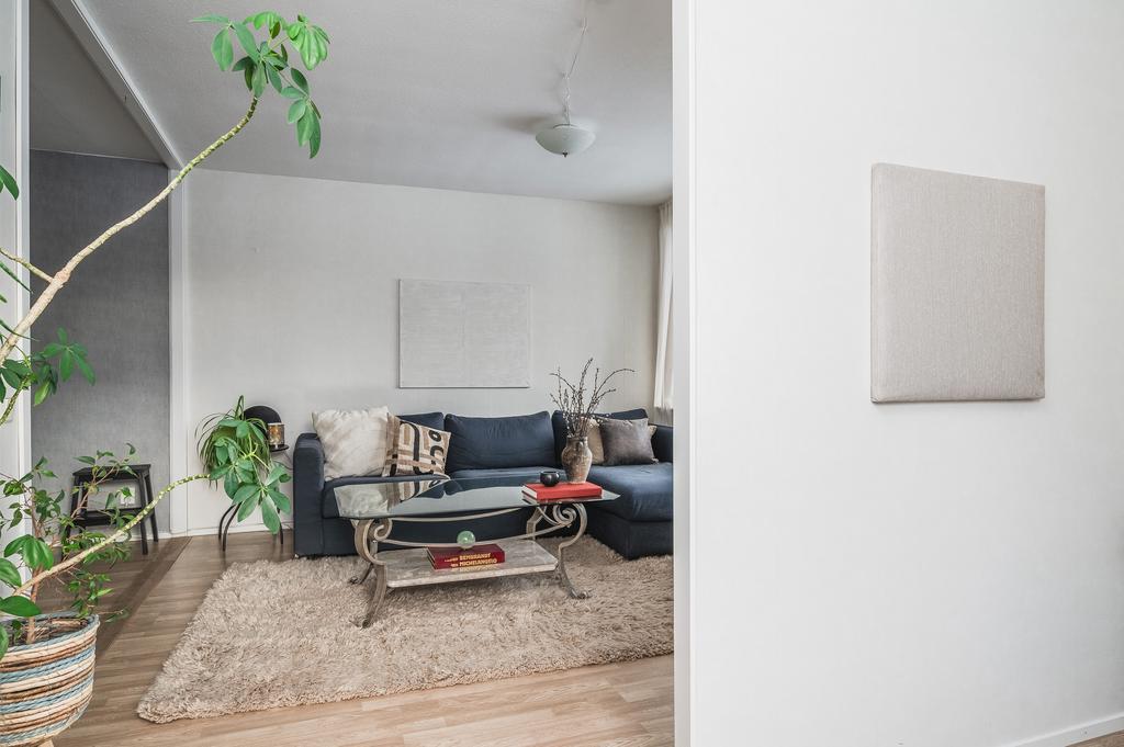 Vy mot vardagsrummet från kontoret