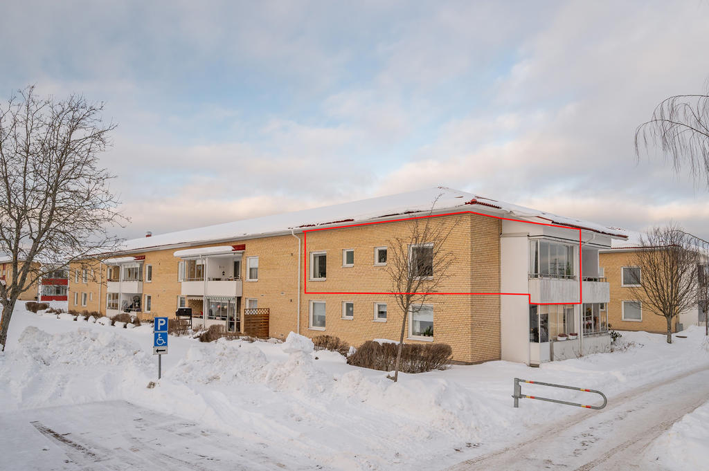 Hörnläge med inglasad balkong!