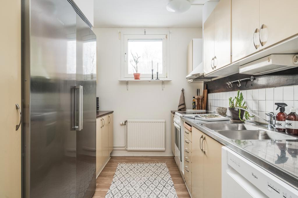 Kök med hel kyl och frys!