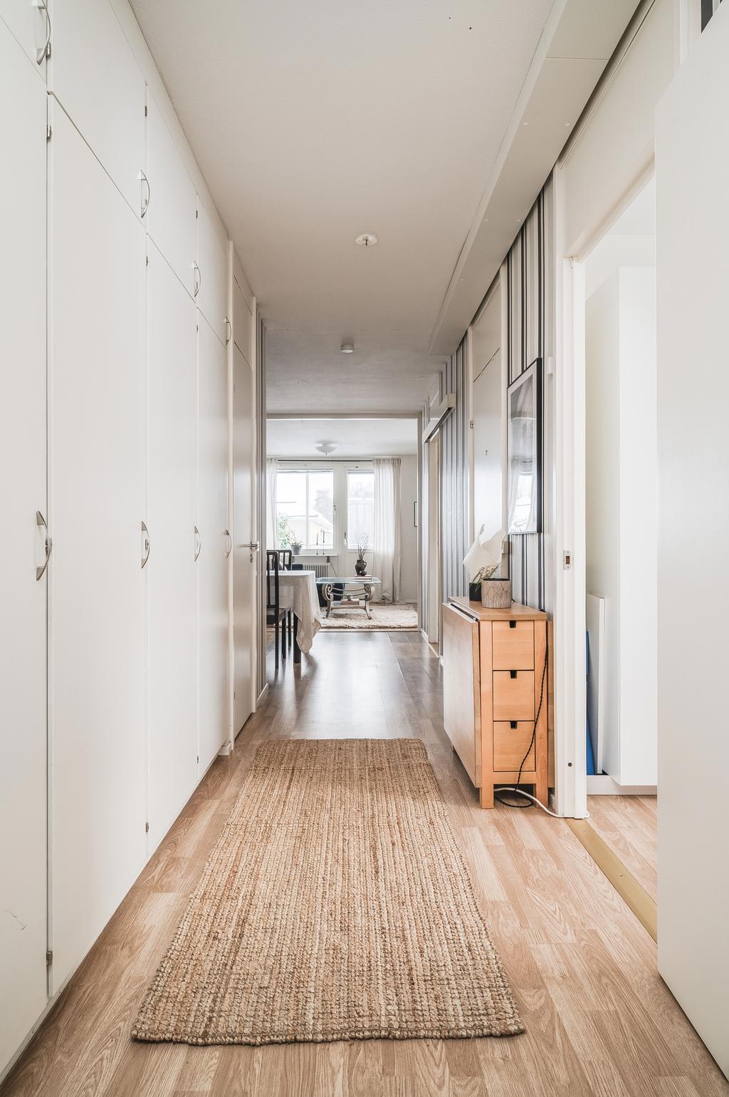 Hall med inbyggda garderober