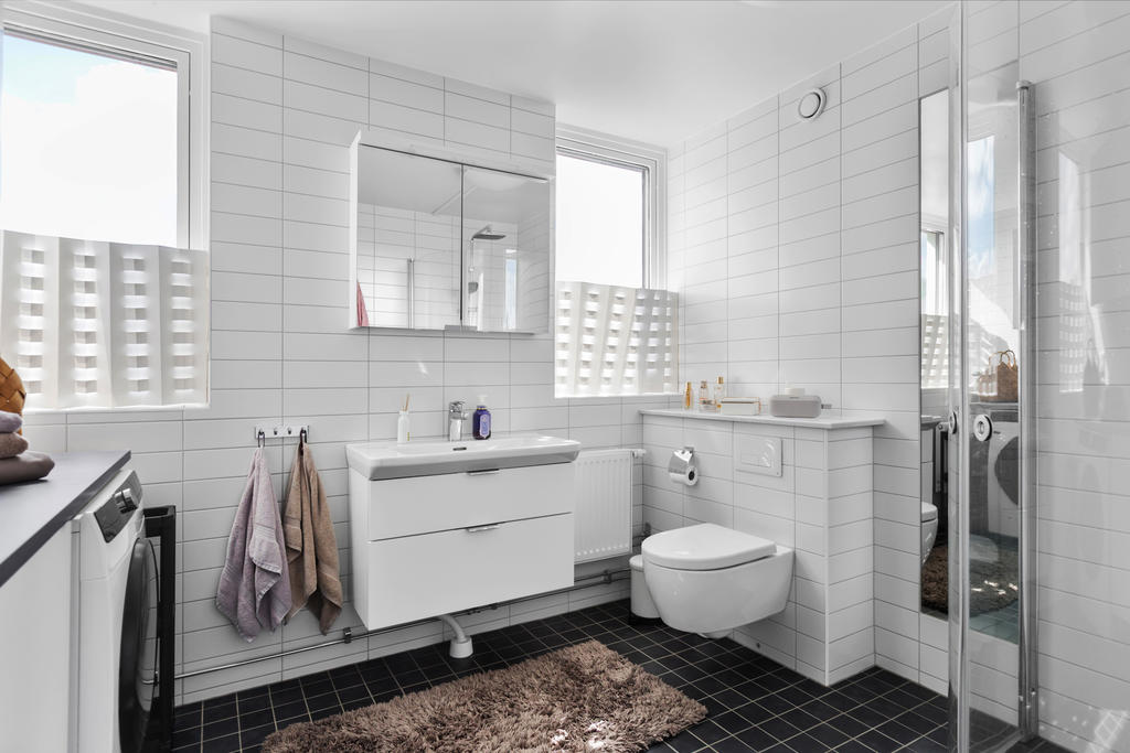 Stilrent och modernt badrum där varje detalj är genomtänkt