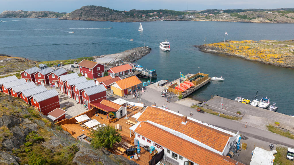 Västtrafiks linje 361 trafikeras året runt och går mellan Rönnängs brygga, via Tjörnekalv, till Dyröns norra hamn och vidare till Åstol. Direkt tur utan byten.