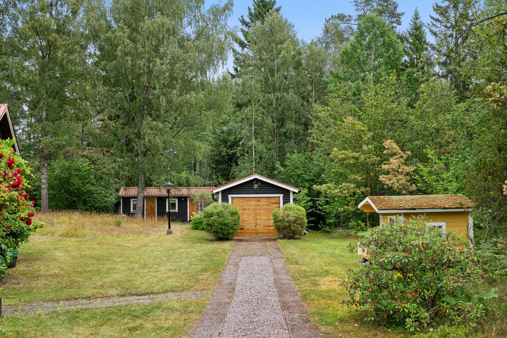 Garagebyggnad med vidbyggtd bastudel med dusch och frystoa