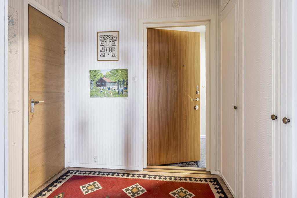 Rymlig hall med förvaring
