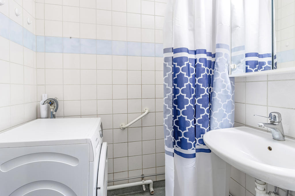 Badrum med tvättmaskin