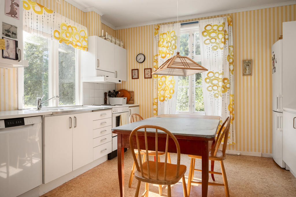 Det rymliga köket är utrustat med diskmaskin, spis, fläkt, ugn, samt kyl och frys, vilket skapar en idealisk plats för både matlagning och sociala sammankomster.