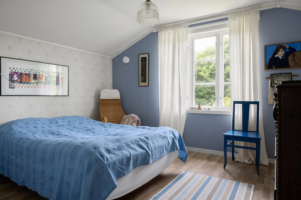 Sovrum 4 erbjuder ett generöst utrymme med en dubbelsäng och ett fantastiskt ljusinsläpp som skapar en inbjudande och ljus atmosfär, perfekt för avkoppling och vila.