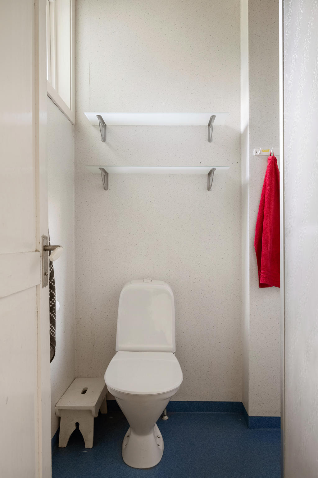 Badrummet på nedre plan erbjuder en wc, duschkabin och ett praktiskt handfat med spegel, vilket skapar en funktionell och bekväm miljö för dina dagliga rutiner.